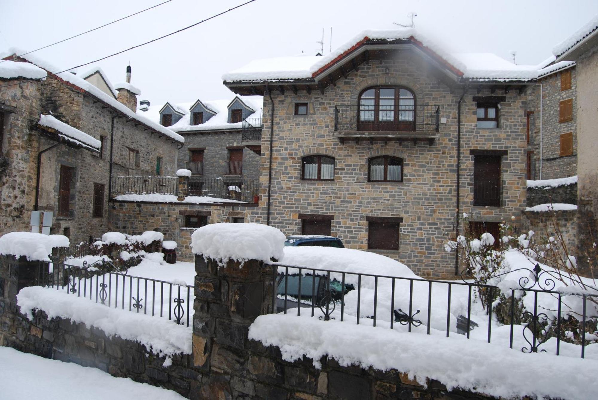 בייסקאס Apartamentos Casa Isabale מראה חיצוני תמונה
